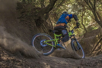 mountain biker, Trail fuoristrada, polvere, impostazione della foresta, giacca nera e arancione, Bike fuoristrada verde, Trail impegnativa, navigazione, avventura all'aria aperta, sport estremi, giro naturale