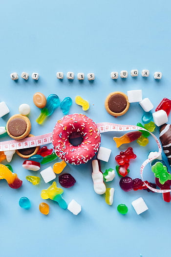 lyserød og hvid donut, drysser, sukkerreduktion, levende display, donuts, slik, Spis mindre sukker, målebånd, vingummibamser, skumfiduser, sund kost
