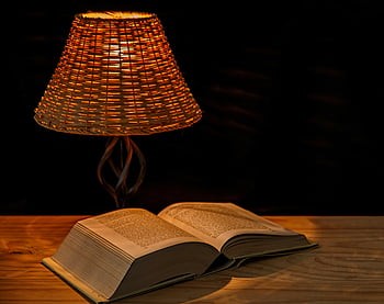 Bestil, bordlampe, Hyggelig scene, Læsning om aftenen, Varm atmosfære, Vævet lampeskærm, åben bog, træbord, omgivende belysning, Læsning af krog, blødt lys