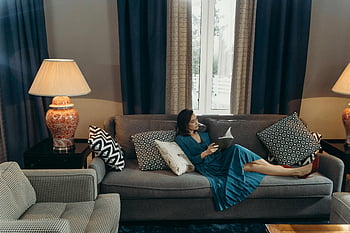 czytanie kobiety, niebieska sukienka, Rozkładanie na kanapie, przytulny salon, elegancka kobieta, czytanie książki, ustawienie salonu, Wygodna sofa, wystrój domu, scena wewnętrzna, zrelaksowane czytanie