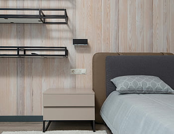 nachtkastje, schappen, Gezellige slaapkamer, moderne meubelen, minimalistische levensstijl, eigentijdse slaapkamer, stijlvolle slaapkamer, Gezellig beddengoed, houten muur, moderne inrichting, minimalistisch ontwerp