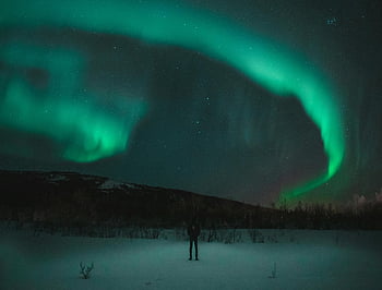Aurora boreal, paisagem de neve, pessoa, céu noturno estrelado, cena de inverno, fotografia noturna, maravilha natural, Aventura ao ar livre, clima frio, exibição celestial