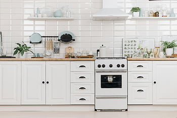 vita träköksskåp, dishware, spis, ljust minimalistiskt kök, Ren organiserad look, vita skåp, vit spis, köksorganisation, modern köksdesign, kök dekor, köksutrustning