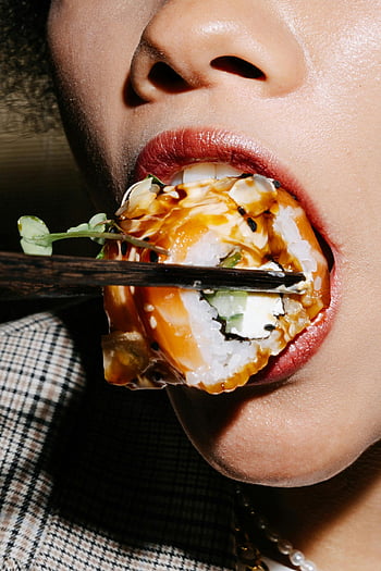 sushi, betisoarele, a închide, Cultura culinară, mâncând sushi, Close-up detaliat, persoana care mănâncă, savurând sushi, alimente fotografice, bucataria japoneza, Gura Close-up