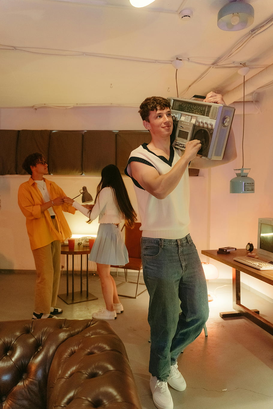 boombox, tanec, retro párty, vnitřní zábava, přátelé, živá scéna, poslech hudby, Skupinová aktivita, prastarý styl, příležitostné shromáždění, Atmosféra strany