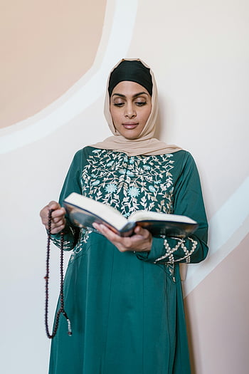muslimské ženy, Zelený a bílý hidžáb, držení Koránu, modlitební korálky, Vnitřní modlitba, náboženské čtení, Islámský oděv, duchovní praxe, Svatá kniha, víra, oddanost
