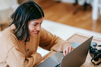 etninen valokuvaaja, iloinen nainen, kannettava tietokone, etätyö, freelance -työ, kotitoimisto, kamera, nuori nainen, työskentelevät kotona, hymyilevä, ammatillinen valokuvaus