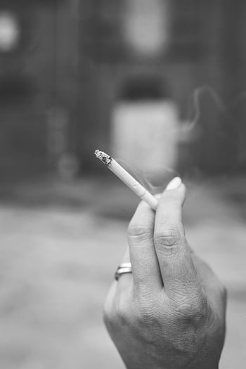グレースケール写真、 タバコを保持しています、 黒と白、 煙が上がる、 たばこの煙、 喫煙、 ハンドクローズアップ、 モノクロ画像、 屋外のシーン、 背景をぼかした写真、 指で鳴ります