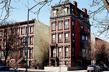 Brownstone Architektur, Hancock Street, Brooklyn, Nyc, Historischer Brownstone, sonniger Himmel, Tageslichtblick, braune Betonkonstruktion, städtische Gebäude, Straßenszene, historische Gebäude