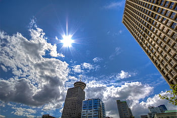 fotografía de ángulo bajo, rascacielos, Nubes blancas y grises, cielo azul, tiempo de día, Vancouver, cielo soleado dramático, vista de ángulo bajo, paisaje urbano, arquitectura urbana, edificios modernos