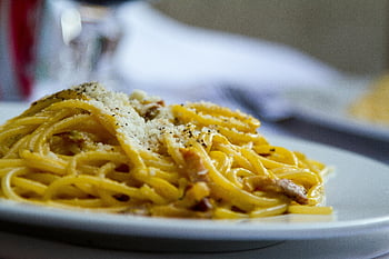 špagety carbonara, strouhaný parmazán, italská kuchyně, Detailní těstoviny, mělké zaměření, deska, těstoviny, italské jídlo, Recept Carbonara, Milovníci těstovin, strouhaný sýr
