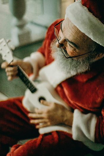 Mikulás, ukulele, ünnepi karácsony, idősebb férfi, Mikulás gitározni, karácsonyi ünnepség, télapó jelmez, zenei Mikulás, ünnepi zene, karácsonyi zene, Mikulás -előadóművész