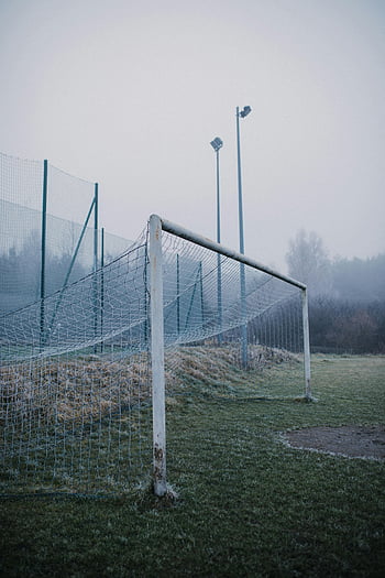 fotbalový cíl, travnaté hřiště, Mlhavý den, Misty Soccer Field, zvětralý branku, vysoký plot, mlhavé podmínky, venkovní sporty, sportovní hřiště, mlhavé počasí, branková síť
