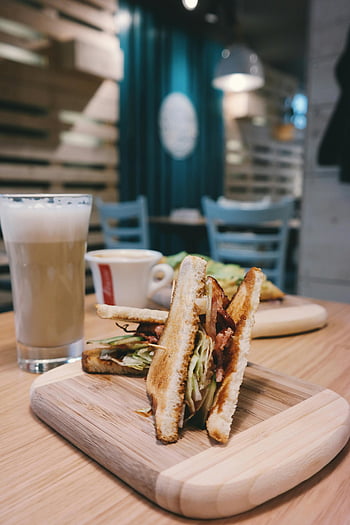 panino a fette, panino tostato, cappuccino, caffetteria, Atmosfera accogliente, tavola di legno, cibo delizioso, impostazione del caffè, prima colazione, pranzo, bevanda