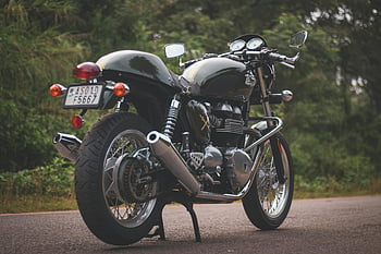 černý motocykl, středový stojan, ročník motocyklu, elegantní design, Chromové detaily, Venkovní parkování, klasické kolo, retro styl, silniční kolo, fotografování motocyklů, venkovní scénu