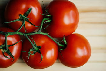 červená rajčata, čerstvá rajčata, zralá rajčata, rajčatový parta, zahradní rajčata, organické rajčata, zdravé jídlo, přírodních produktů, červená produkce, zeleninové fotografie, fotografování potravin