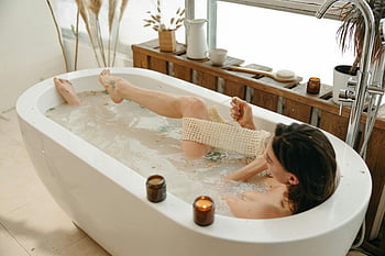 žena ve vaně, Teplé světlo svíček, Vnitřní relaxace, klidný okamžik, vana s vodou, Bath, vnitřní vana, relaxační vana, žena relaxační, Útulná koupel, Scéna vany