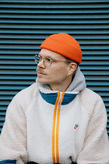 férfi fehér kabátban, narancssárga motorháztető, Stílusos ember, Orange Beanie, szemüveg, Belgium, divat, utcai stílus, városi divat, téli ruházat, nike kabát