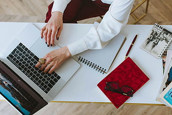 vista do topo, pessoa usando laptop, espaço de trabalho suspenso, computador portátil, bloco de anotações, Óculos, configuração do espaço de trabalho, mesa, escritório, mãos digitando, caderno vermelho