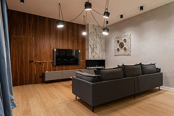 kortárs lakás, hangulatos kanapé, minimalista bútorok, modern kanapé, elegáns belső, nappali, elegáns világítás, fatábla fal, tévé, modern belső tér, hangulatos nappali