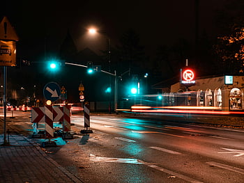 Interseção noturna da cidade, semáforo azul, placas de rua iluminadas, tráfego, cena noturna, cena urbana, Sinais de transito, sinais de trânsito, luzes da cidade, Exposição longa, construção de estrada