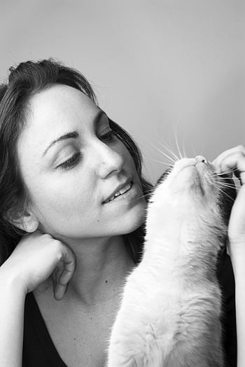 グレースケール写真、 女性、 ネコ、 黒と白、 暖かい瞬間、 ペット、 動物、 肖像画、 愛情、 屋内、 モノクローム