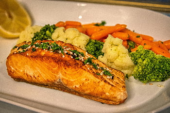 Vařená rybí filé, mixovaná zelenina, grilovaný losos, živá zelenina, filet z lososa, Smíšené zeleniny, grilovaná ryba, zeleninová strana, lososový pokrm, Zdravé jídlo