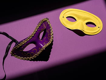 măști de mascaradă galbenă și violet, măști venețiene, violet suprafață, dramatic de iluminat, umbre, Mască galbenă, Masca purpurie, mascaradă, veneţian, carnaval, partid
