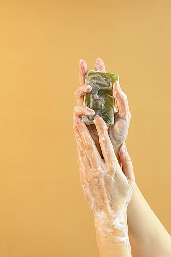 Lavando le mani, saponetta, igiene, pulizia, sfondo giallo, avvicinamento, Shug di sapone, cura personale, igiene delle mani, cura della pelle