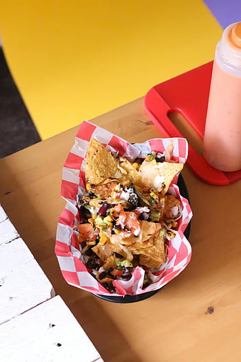 nachos, vegetables, cheese, sauce, indoor, serving, delicious, table, food, snack, appetizer