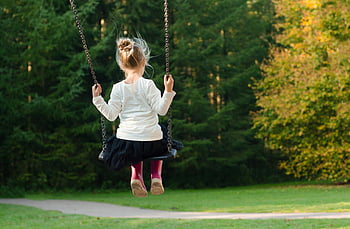 ragazza, camicia a maniche lunghe bianche, gonna nera, seduto su swing, giorno, all'aperto, parco, alberi, natura, terreno di gioco, bambini