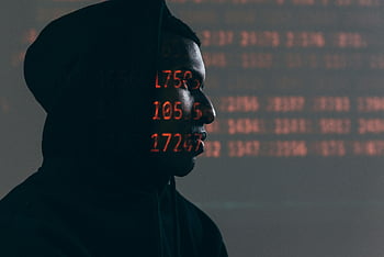 サイバーセキュリティ、 パーカーの男、 サイドプロファイル、 レッドコード、 投影された数字、 面、 デジタルセキュリティ、 サイバーの脅威、 技術、 データ保護、 ハッカー