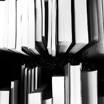 foto skala abu-abu, buku, hitam dan putih, Pengaturan vertikal, Pandangan atas, Perspektif Artistik, gambar monokrom, tumpukan buku, sudut yang unik, bahan bacaan, Koleksi Sastra