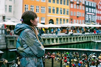 žena, nyhavn, Kodaň, barevné budovy, láska visací zámky, oranžové budovy, žluté budovy, bílé budovy, nábřeží, kanál, Dánsko