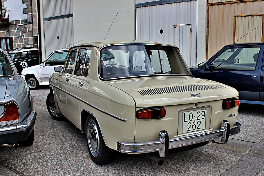 renault 8, Fasa, 1970, Historické auto, klasické auto, zpětný pohled, zaparkovaná auta, poznávací značka, Evropské auto, béžová barva, pouliční scény
