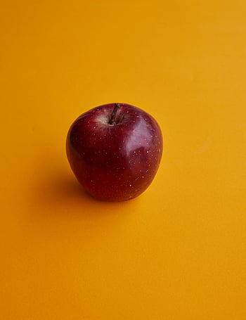 Zralé červené jablko, Lesklé jablko, žlutý povrch, Vibrující žluté pozadí, Detail Apple, Obsah potravin, Obsah výživy, Zdravé stravování, ovocné fotografie, Apple na žluté, fotografování potravin