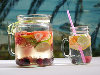 vasetti di vetro trasparente, acqua aromatizzata alla frutta, vasi di muratore, giorno di spiaggia, cannucce, Bevande rinfrescanti, bevande estive, bevande tropicali, acqua infusa, giorno soleggiato, acqua di frutta