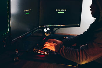 Hrozby kybernetické bezpečnosti, Hackerova silueta, počítačová klávesnice, Dimaly osvětlená místnost, psaní na počítači, kybernetická bezpečnost, Systémové hackování, zabezpečení počítače, hacker, Kybernetická hrozba, online zabezpečení