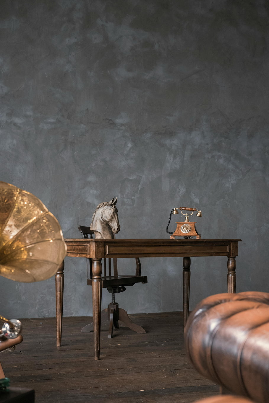 Vintage stůl, staré dekorace, starožitný telefon, gramofon, Elegantní výzdoba, Styled Vintage Room, starožitný nábytek, vinobraní interiér, vinobraní výzdoba, starožitný výzdoba, Vintage pokoj