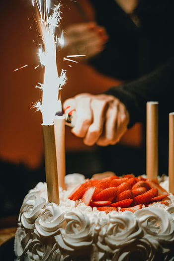 születésnapi torta, csillagszórók, friss eper, világító csillagszórók, ünnepi sütemény, ünneplés, party, desszert, tejszínhab, csillagszóró torta, torta díszítés