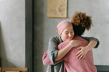 포옹하는 여성, 여성을 수용합니다, 따뜻함과 사랑, 지원과 관리, 실내 포옹, 두 여자, 감정적 연결, 지지 포용, 돌보는 순간, 애정 어린 포옹, 실내 장면