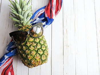 ananas, sluneční brýle, Barevný šátek, dřevěné pozadí, Stylový ananas, hnědé sluneční brýle, ovocná móda, letní styl, tropické ovoce, Ananas Art, ananasový dekor