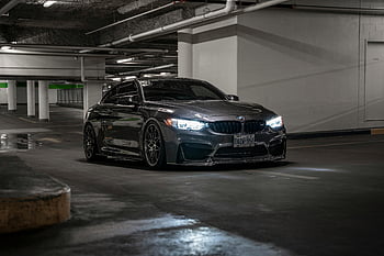 černá bmw, podzemní garáže, spoře osvětlené, Osvětlené světlomety, elegantní design, zaparkované auto, bmw vozidla, Interiér garáže, automobilové fotografie, Automobiloví nadšenci, moderní vozidlo