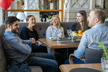 incontro di gruppo, ristorante, conversazione gioiosa, impostazione accogliente, Cinque adulti, raduno indoor, tavolo da pranzo, Interazione sociale, incontro casuale, Atmosfera amichevole, interno del ristorante