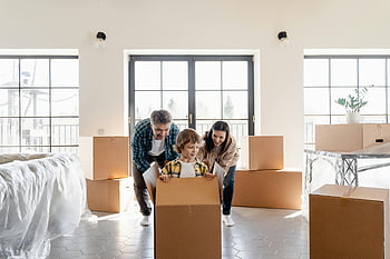 Aile Taşınması, yeni ev, paketleri açma kutuları, neşeli aile, neşeli anılar, Oğul ile çift, taşınma günü, Aile Ambalajı, aile zamanı, hareketli kutular