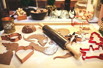 peberkager, Festlige former, dej, kagerulle, køkkenbord, julebagning, cookie cutters, Gingerbread dej, bageværktøjer, ferie bagning, festlig bagning