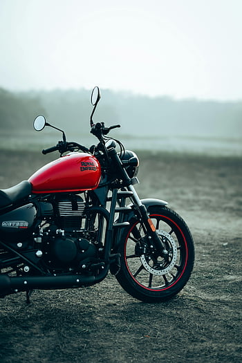 Royal Enfield, มอเตอร์ไซค์เมทิเออร์, รถจักรยานยนต์ที่จอดอยู่, การออกแบบวินเทจ, มอเตอร์ไซค์กลางแจ้ง, สนาม, รถจักรยานยนต์สีแดง, รอยัล เอนฟิลด์ เมเทียร์, การแสดงรถจักรยานยนต์, การตั้งค่ากลางแจ้ง, มอเตอร์ไซค์คลาสสิค