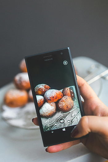 Frauenhand, Foto machen, Donuts, Smartphone, pulverisierte Donuts, Teller, Nokia Telefon, Food-Fotografie, lässige Einstellung, Dessert, Snack