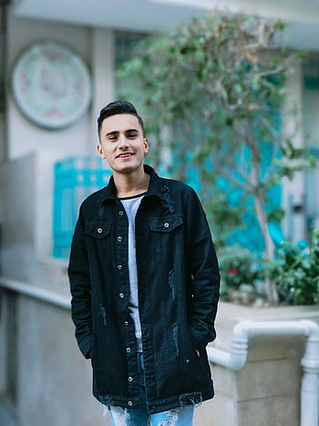 Homme portant une veste en jean, jeune homme souriant, veste en jean décontractée, journée ensoleillée, photo extérieure, mode denim, Style décontracté, portrait en plein air, jeune homme à l'extérieur, style de veste en jean, temps ensoleillé
