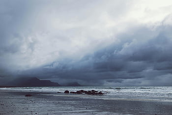 hav, grå molnig himmel, stranden scen, mörka moln, avlägsna berg, dramatisk skönhet, naturens skönhet, kustlandskap, stormigt väder, havsutsikt, mulet dag